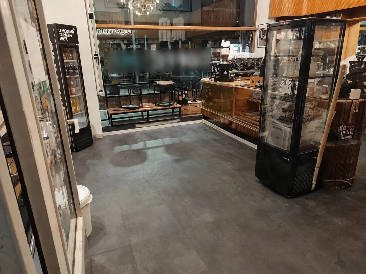 Bodenverlegung · Klebevinyl: fertiggestelltes Projekt im Café am Carlsplatz, Düsseldorf-Carlstadt